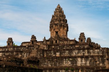 Angkor Arkeoloji Parkı 'ndaki Roulos tapınak grubunun bir parçası olan 9. yüzyıl Bakong tapınağı..
