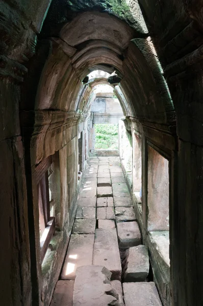 Phimeanakas tapınağındaki dar bir geçitin parçası, Siem Reap 'teki Angkor Thom Kompleksi parkı.