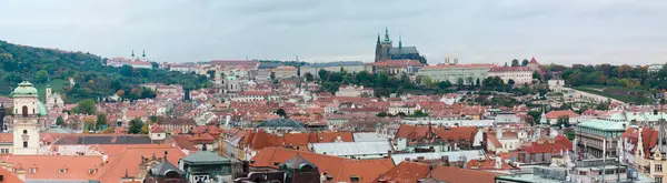 Prag 'ın eski kenti Astronomik Saat Kulesi' nin tepesinden Prag Kalesi 'nin arka planında görülüyor.