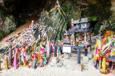 Ao Nang, Krabi Tayland 'daki Prenses Mağarası' nın mabedi yerel firavunculardan kalan adanmış penislerle (Siwaleung veya Palad Khik) doludur.