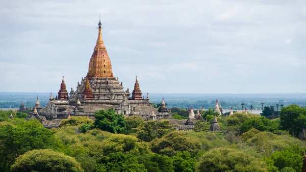 10. yüzyıl Ananda Tapınağı, Kral Kyanzittha döneminde inşa edilen Myanmar 'ın en saygı duyulan yerlerinden biridir.