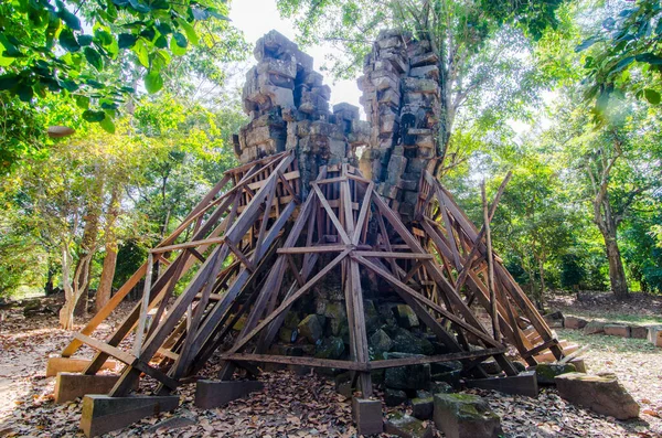 Wooden Braces Supporting Structure Tonle Sngout Temple — Stock Photo, Image