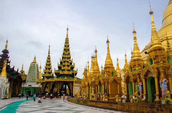 Agosto 2012 Rangún Myanmar Adoradores Orando Pagoda Shwedagon Monumento Budista — Foto de Stock