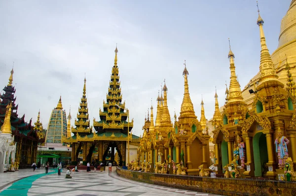16 Ağustos 2012, Yangon, Myanmar - Myanmar 'ın en kutsal Budist anıtı Shwedagon Pagoda' da ibadet edenler
