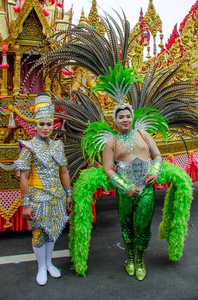 Yasothon, Tayland, 13 Mayıs 2017: Yasothon ilindeki yıllık roket festivali sırasında bir çift bayan çocuk poz verdi