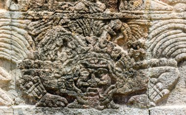 Meksika 'nın Yucatan Yarımadası' ndaki Chichen Itza 'nın Maya harabelerinde bir yüz oyma.