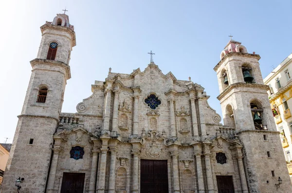 Küba 'nın Havana şehrindeki Bakire Meryem' e yapılan katedral.
