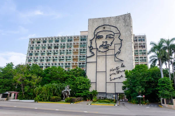 İçişleri Bakanlığı binasının yanındaki Che Guevara 'nın yüzü, Revolucion Meydanı' na bakıyor.