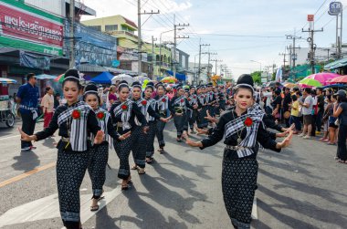 13 Mayıs 2017, Yasothon, Bangkok: Bang Bun Fai veya Roket Festivali öncesinde düzenlenen sokak geçit töreninde yerel bölge ve örgütleri temsil eden dansçılar
