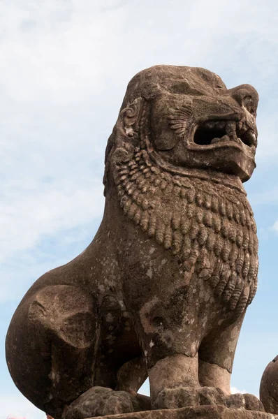 Siem Reap 'teki Bakong tapınağında Angkorian tarzı aslan heykeli.
