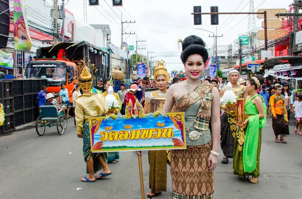 13 Mayıs 2017, Yasothon, Tayland: Geleneksel Roket Festivali öncesi geleneksel Tayland sokak geçit töreninde geleneksel Tayland kostümlü kız. Tabelada 