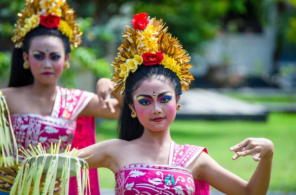 Lipca 2016 Bali Indonezja Balijska Tancerka Złapana Środku Gestu Podczas — Zdjęcie stockowe