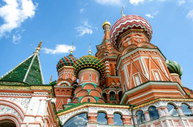 Moskova 'nın Kızıl Meydanı' nın simgesi olan St. Basil Katedrali 'nin renkli cephesi.