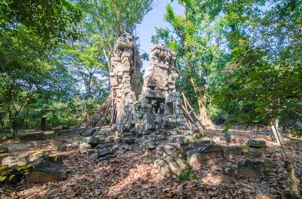 Angkor Arkeoloji Parkı 'nın kuzeyindeki küçük bir 12. yüzyıl hastanesinin kalıntıları..