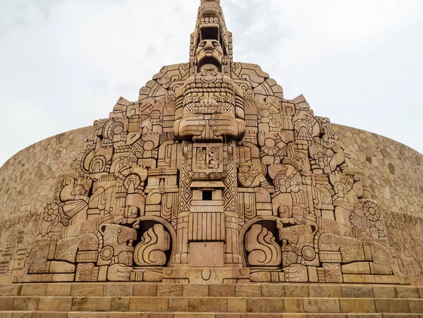 Meksika 'daki Yucatan' ın başkenti Merida 'daki Anavatan Anıtı' nın (Paseo de Montejo) cephesi