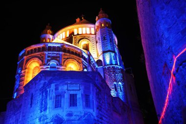 Dormition Abbey. Batı Yakası gece ışıklı.