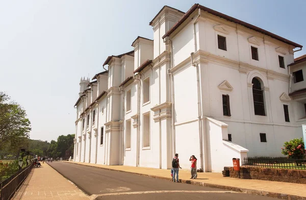 Old Goa Índia Feb Pessoas Que Passavam Pela Igreja Histórica — Fotografia de Stock