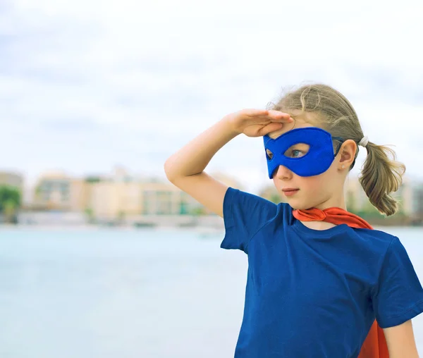 Criança super-herói olhando para a distância . — Fotografia de Stock