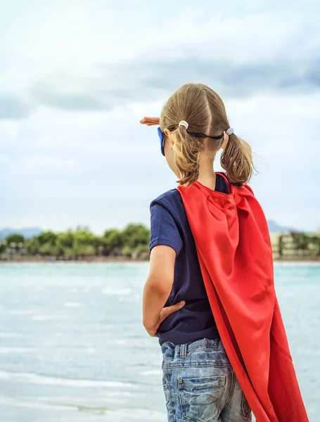 Ragazzo supereroe che guarda a distanza . — Foto Stock