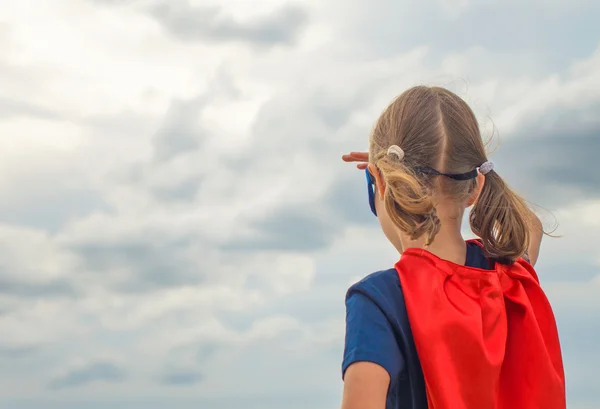 Ragazzo supereroe che guarda a distanza . — Foto Stock