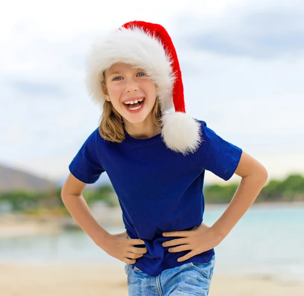 Mutlu küçük kız sahilde. Noel ve yeni yıl tatilleri kavramı. Senin metin için yer. — Stok fotoğraf