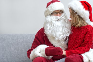 Noel Baba ile mutlu küçük kız. Metin için yer.