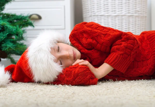 Küçük kız Noel Baba için bekliyordu ve uykuya daldı. — Stok fotoğraf