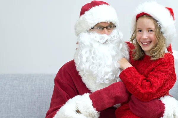 Glückliches kleines Mädchen mit Weihnachtsmann. Raum für Text. — Stockfoto