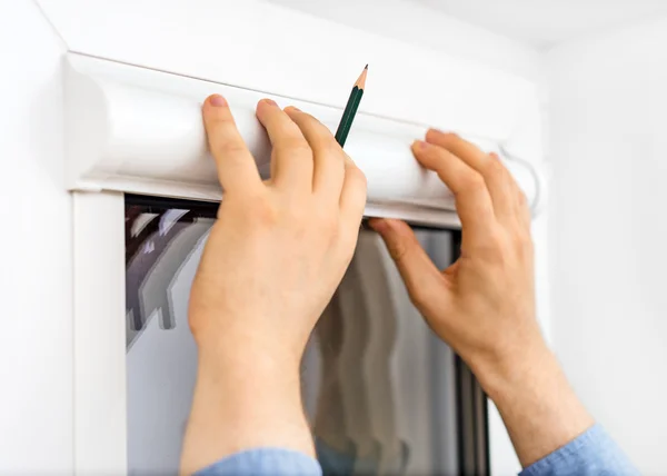 Adam pencerelere kaset silindirleri kuruyor.