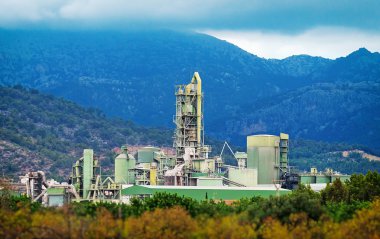 Ticari çimento fabrikası dağlarda görünümünü.