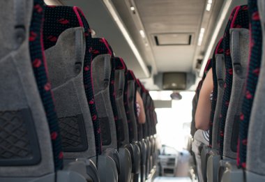 Yolcularla birlikte otobüsün içinden görüntüle.