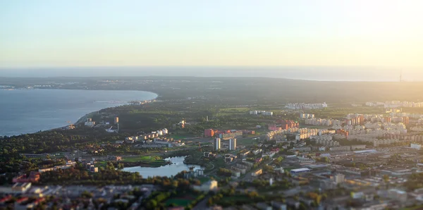 Widok z lotu ptaka terenów miejskich o wschodzie słońca. Lasnamae, Tallin, Estonia. — Zdjęcie stockowe