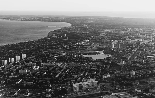 Letecký pohled na městské oblasti. Lasnamae, Tallinn, Estonsko. Černá a bílá. — Stock fotografie