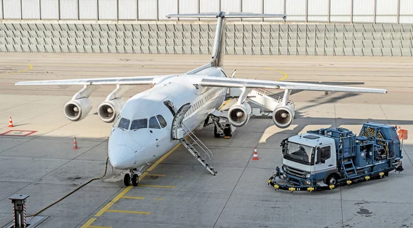 Commercial passenger plane in the airport. Aircraft maintenance. — Stock Photo, Image