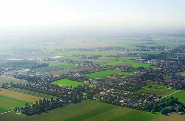 A légi felvétel a falu Ködös reggel. — Stock Fotó