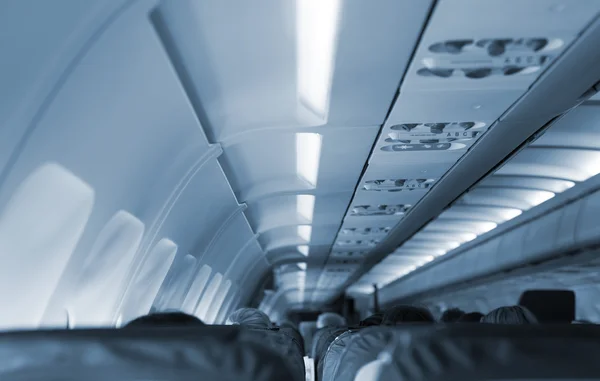 Interior dentro do avião com passageiros . — Fotografia de Stock