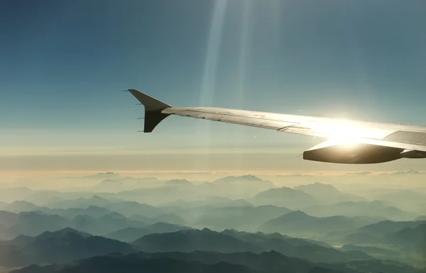 Ala de un avión, vista desde la ventana . — Foto de Stock