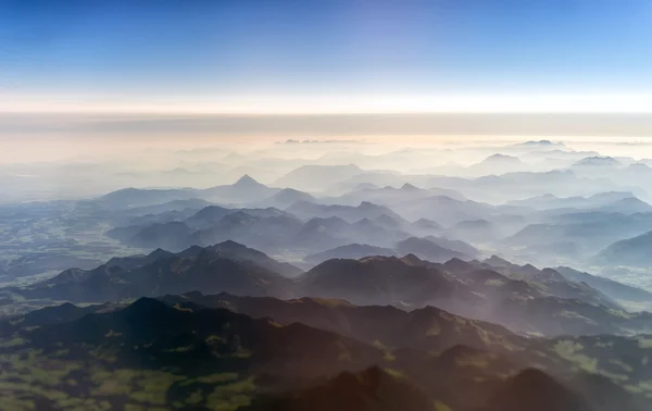 Vedere aeriană a munților în nori . — Fotografie, imagine de stoc