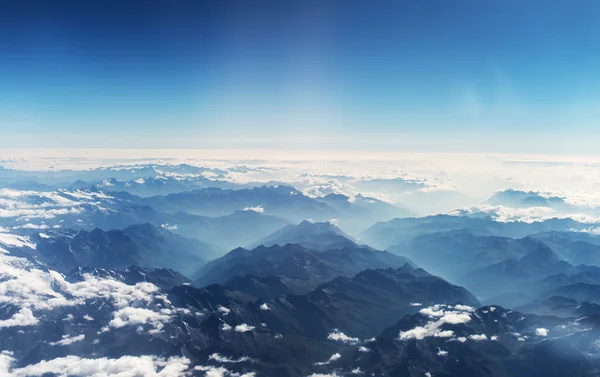 Vedere aeriană a munților în nori . — Fotografie, imagine de stoc