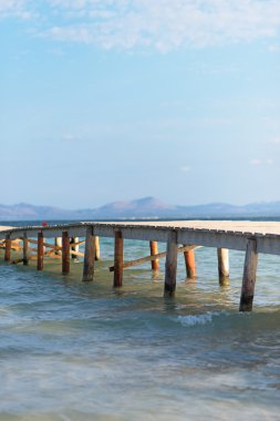 Denize açılan eski ahşap iskele..