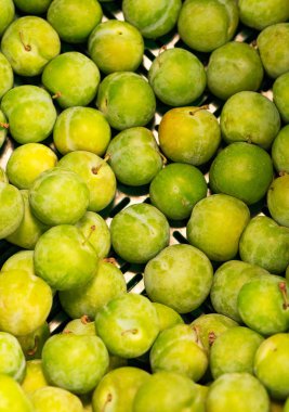 Parlak yeşil erik süpermarkette bir sürü.