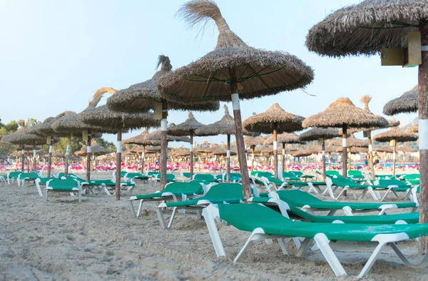 Un sacco di lettini sulla spiaggia . — Foto Stock