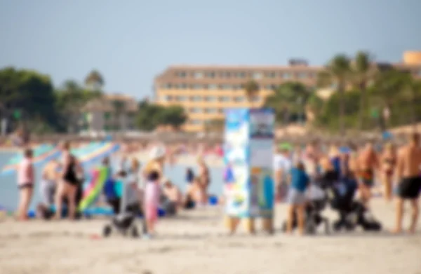 Veel mensen rusten op het strand van de zomer. Wazig beeld. — Stockfoto