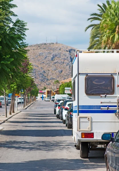 Αυτοκίνητα σταθμευμένα κατά μήκος του δρόμου. — Φωτογραφία Αρχείου