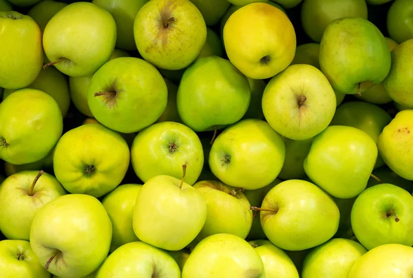 Lots of bright green apples in supermarket. — Stock Photo, Image