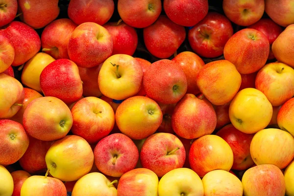 Un montón de manzanas brillantes en el supermercado . —  Fotos de Stock