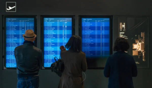 Des gens attendent leur vol à l'aéroport. Vue arrière . — Photo