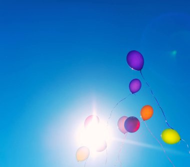 Mavi gökyüzünde birçok renkli baloons. Metniniz için yer.
