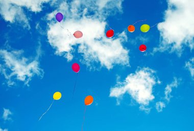 Mavi gökyüzünde birçok renkli baloons.