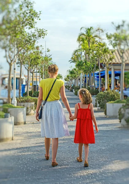 Bambina e sua madre che camminano per strada . — Foto Stock